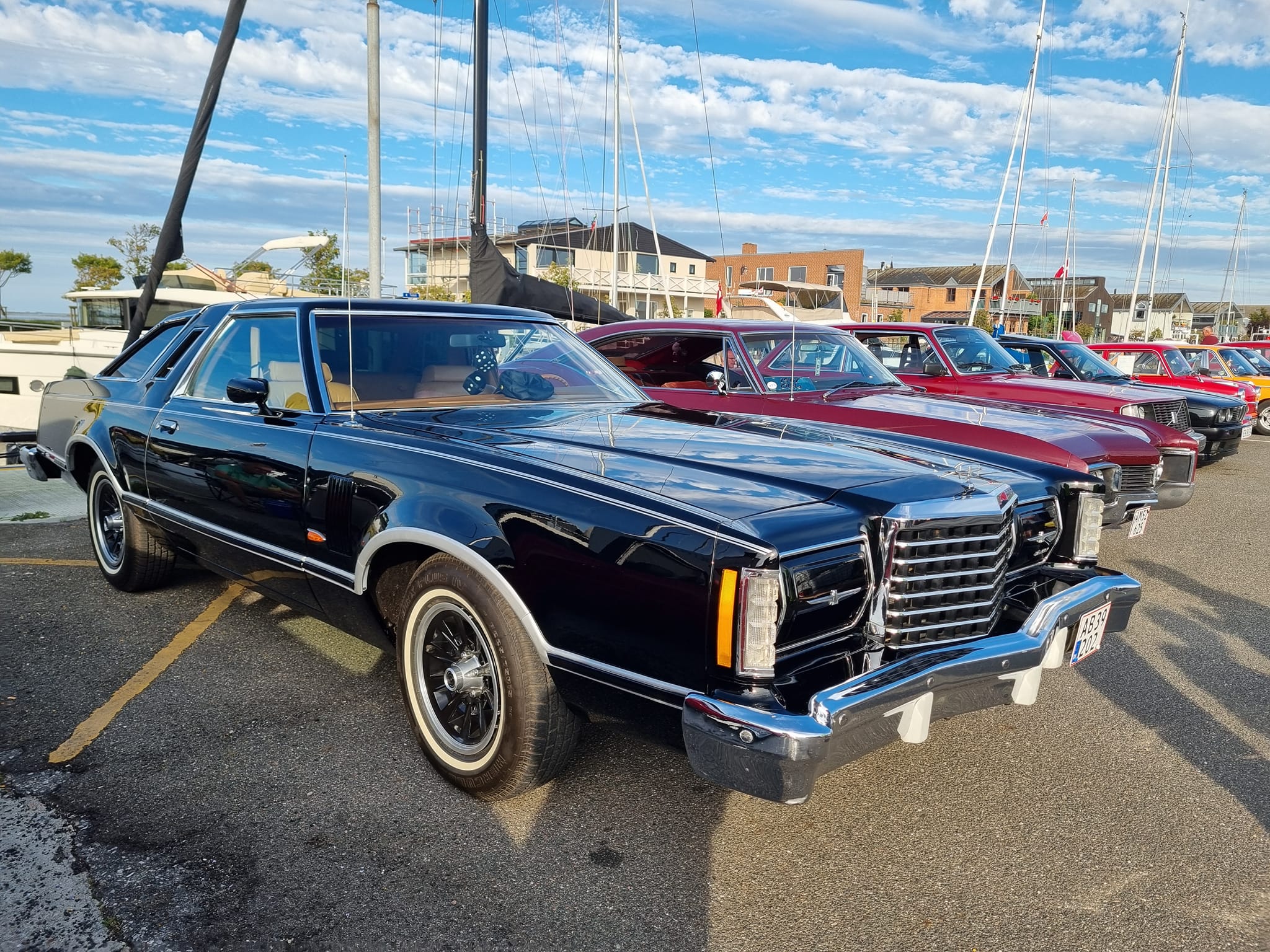 Klassiske veteranbiler udstillet på Bogense havn